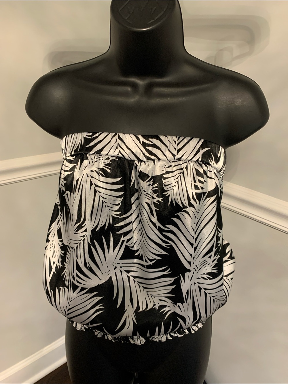 White House Black Market  Black/White Tropical Print Satin Strapless Top Size M